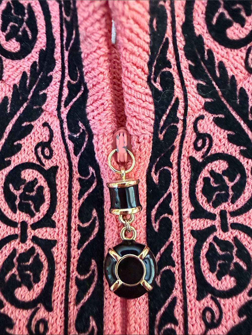 St. John Collection Pink Knit Zip-Front Cardigan w/Black Felt appliqué Trim Sz.6 - Picture 5 of 8